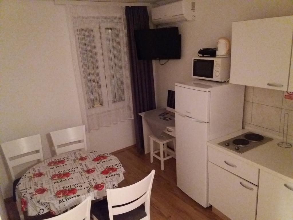 Apartmani Luan Vis Exterior photo